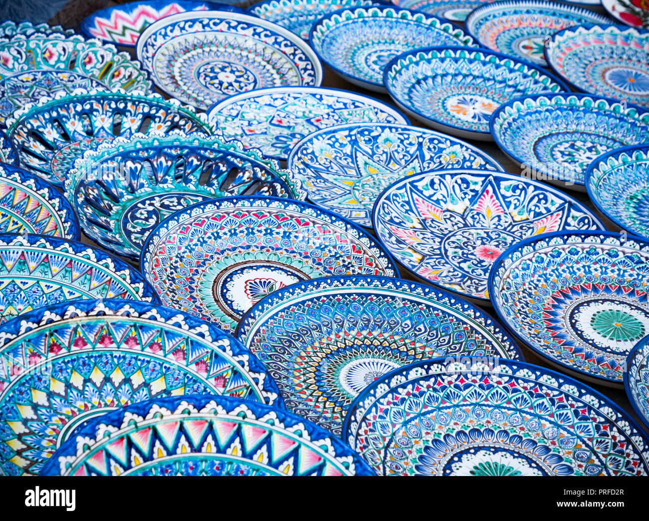 Decorativi piastre in ceramica con tradizionale uzbekistan ornamento sulla strada del mercato di Bukhara. Uzbekistan in Asia centrale, la Via della Seta Foto Stock