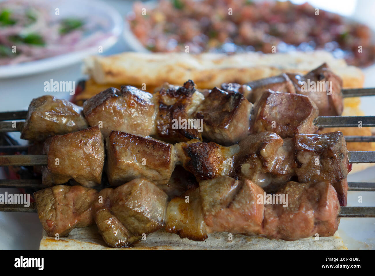 Fegato shish kebab sulla piastra con pane Foto Stock