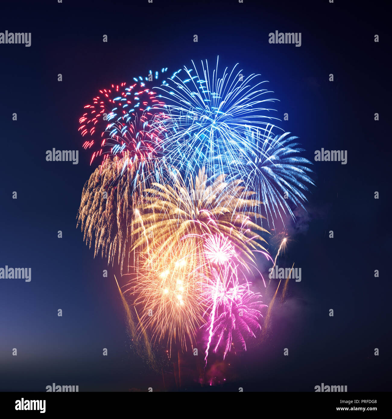 Una grande e colorata di fuochi d'artificio sfondo. Foto Stock