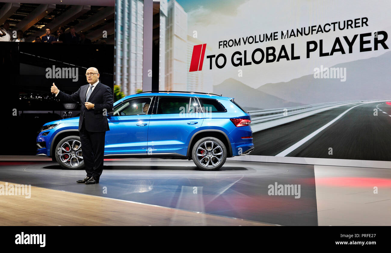 Amministratore delegato della Repubblica ceca auto maker Skoda auto Bernhard Maier presenta Sport Auto SUV Skoda Kodiaq RS in anteprima mondiale durante la prima giornata internazionale di Parigi Foto Stock