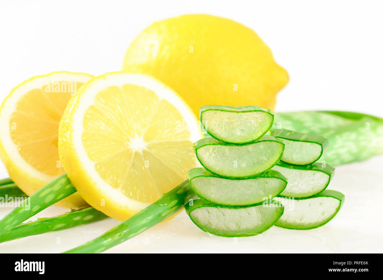 Aloe vera gel e succo di limone per la pelle naturale cleanner. Foto Stock
