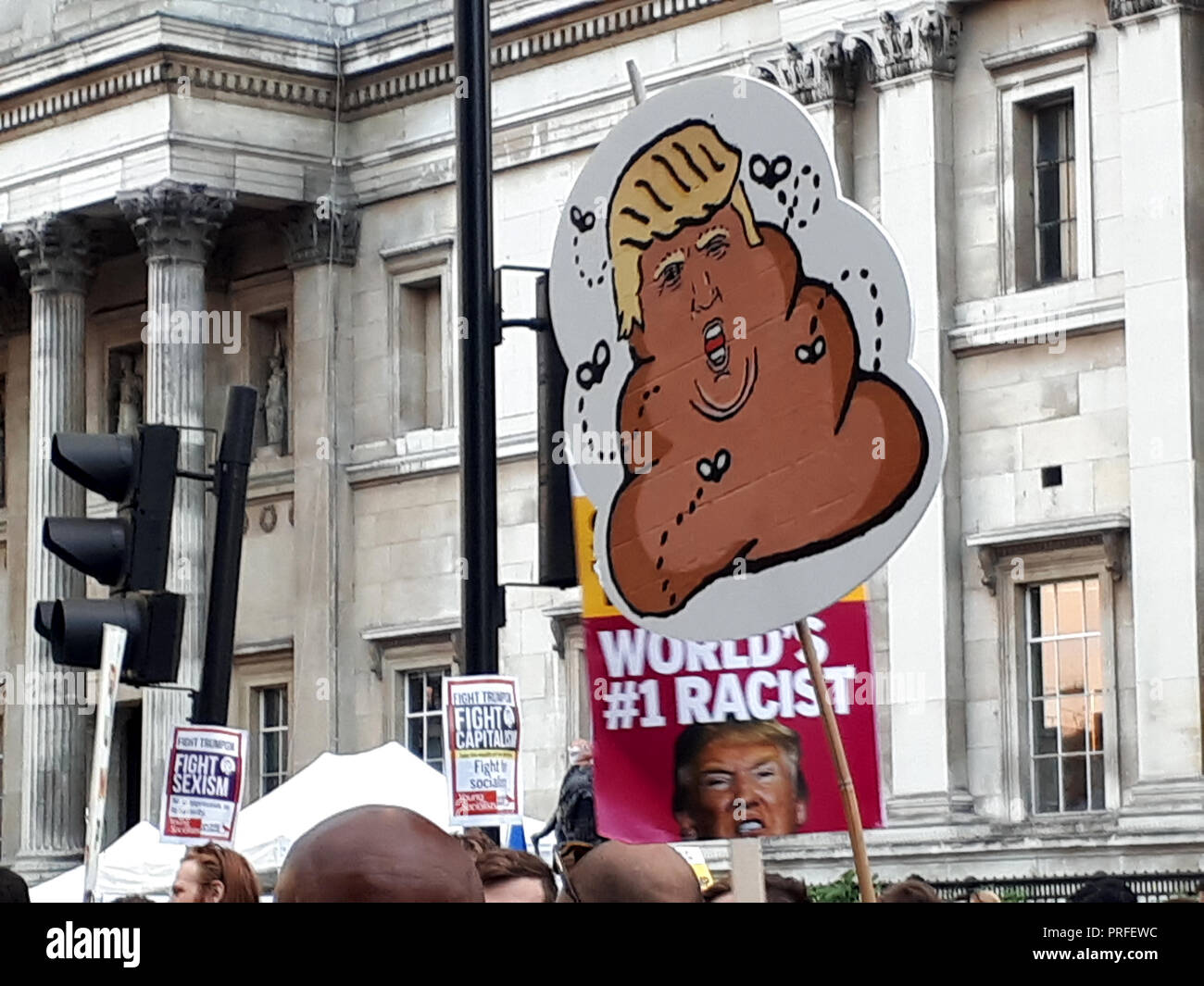 Londra, UK, 13 luglio 2018. 100.000 persone protestano contro la visita del Presidente statunitense Donald Trump. I manifestanti si raccolgono in Trafalgar Square. Cartelli possono essere visto che raffigurano Trump come un poo circondato da mosche e facendo riferimento al razzismo. Foto Stock