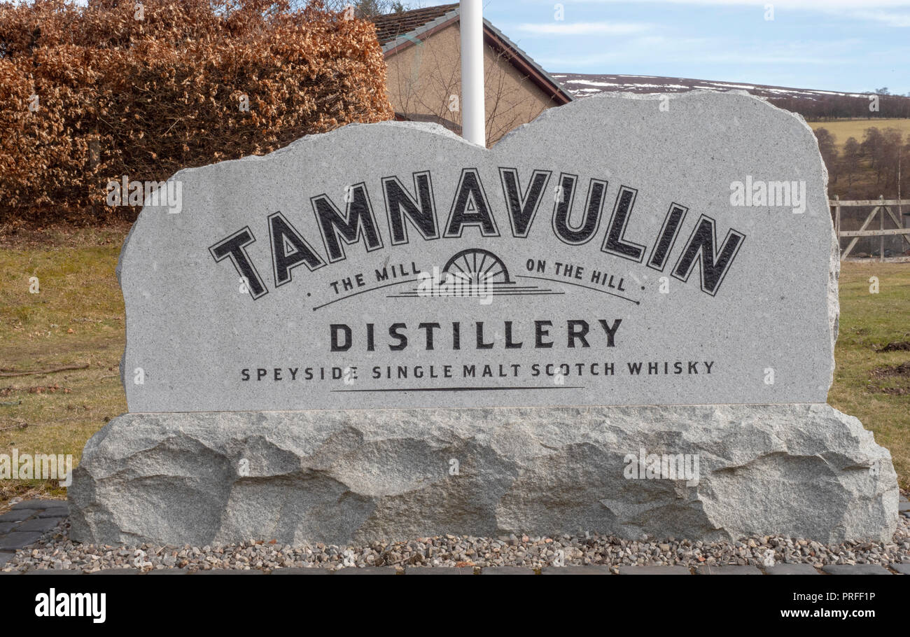 Firmare all'ingresso della distilleria Tamnavulin, Ballindalloch, Banffshire, Scotland, Regno Unito Foto Stock