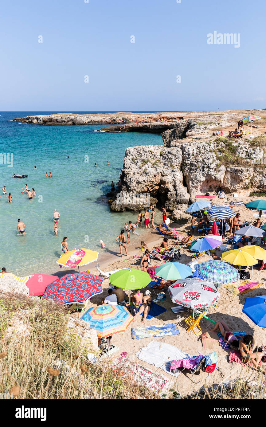 Ombrelloni sulla spiaggia affollata in alta stagione a Monopoli, Puglia, Italia Foto Stock