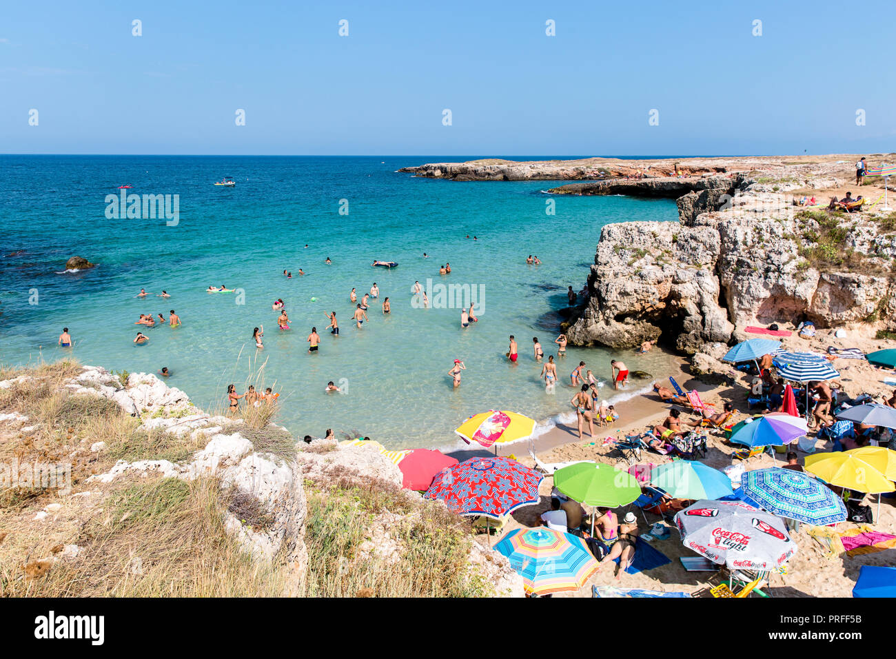 Ombrelloni sulla spiaggia affollata in alta stagione a Monopoli, Puglia, Italia Foto Stock