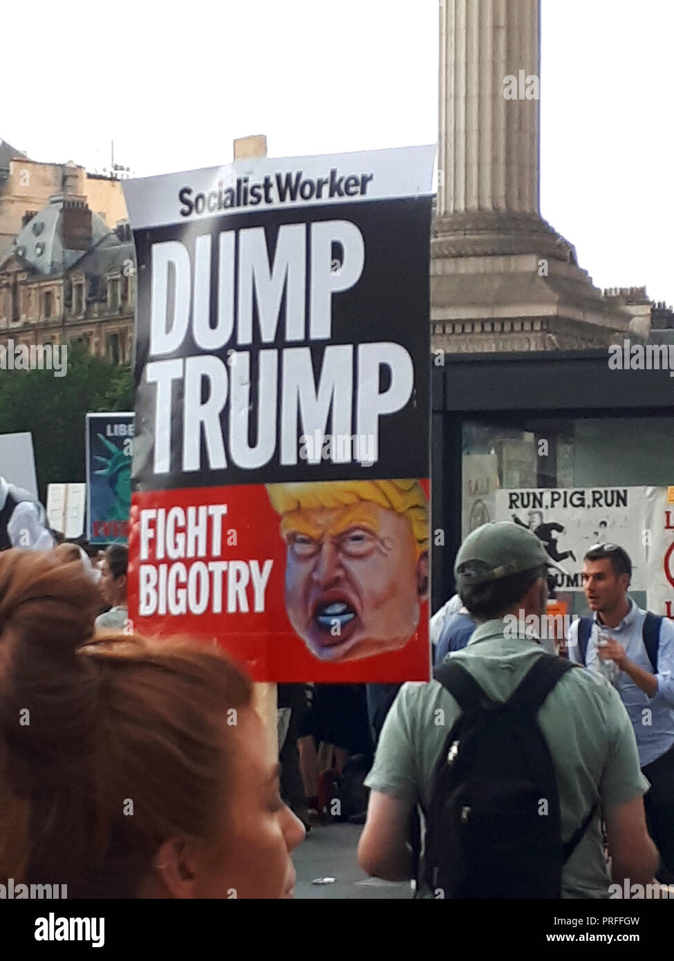 Londra, UK, 13 luglio 2018. 100.000 persone protestano contro la visita del Presidente statunitense Donald Trump. I manifestanti si raccolgono in Trafalgar Square. Un manifestante ha una 'Dump Trump segno. Foto Stock