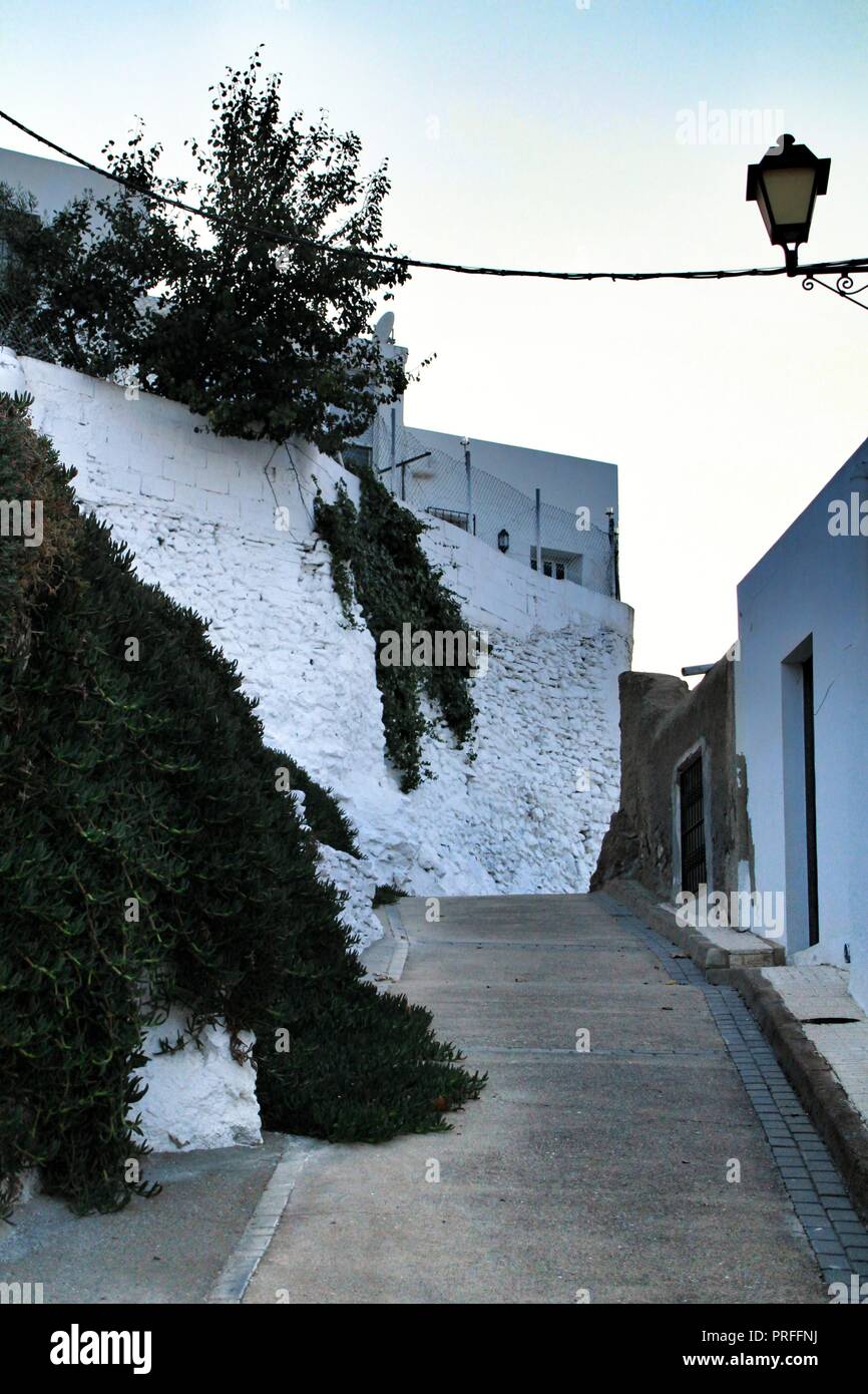 Le strette stradine e le facciate bianche di Lucainena de las Torres, Almería, Spagna Foto Stock