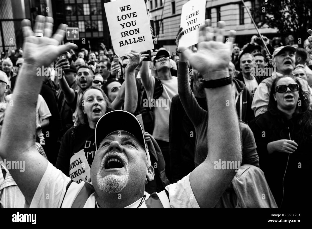 I sostenitori dell'ala destra attivista Tommy Robinson mostrano il supporto al di fuori del Vecchio Bailey come egli risponde a una carica di disprezzo della Corte, London, Regno Unito Foto Stock