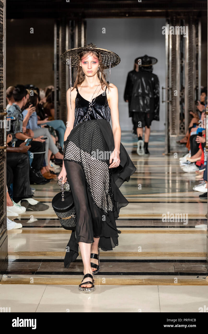 La moda primavera estate 2019 Modello di raccolta passerella per Lunyee - London Fashion show Scout durante la London Fashion Week a Freemasons Hall Foto Stock