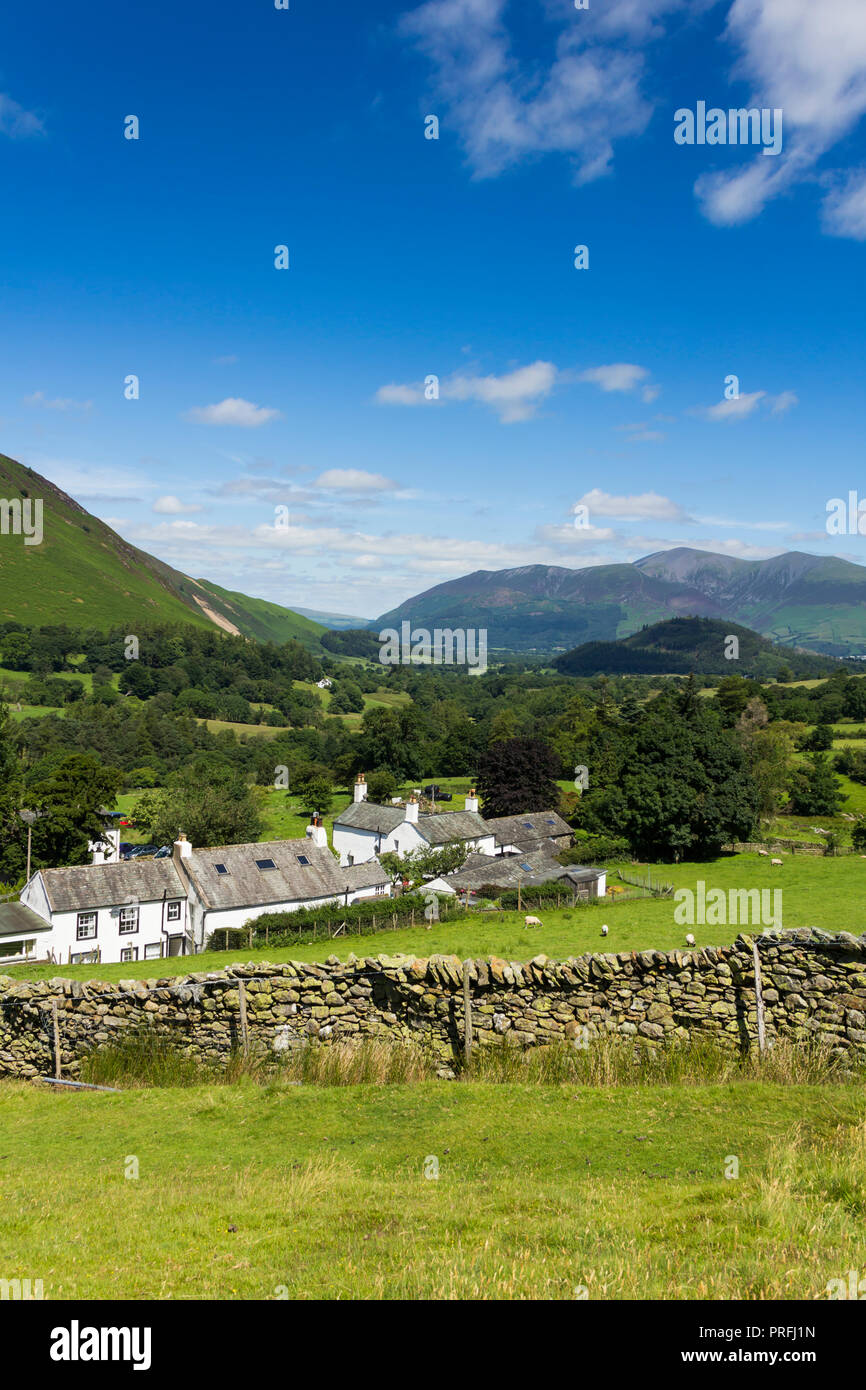 Newlands valley Cumbria, guardando a nord oltre la frazione di Littletown, verso Swinside e le lontane montagne di Skiddaw con Rowling fine passando a Foto Stock