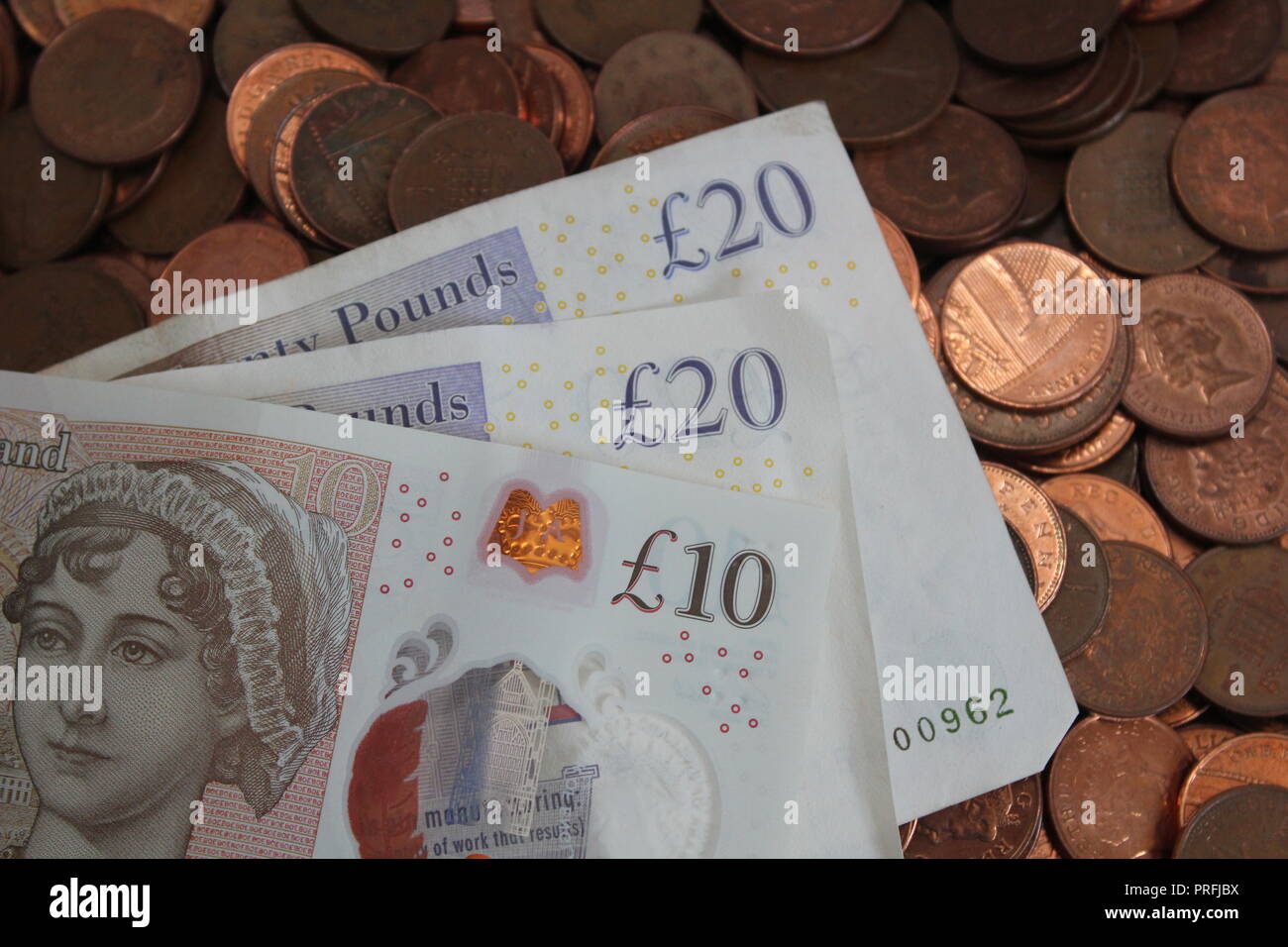 Valuta britannica dieci £10 e £20 banconote da venti libbre con monete di rame, denaro, sterlina Foto Stock