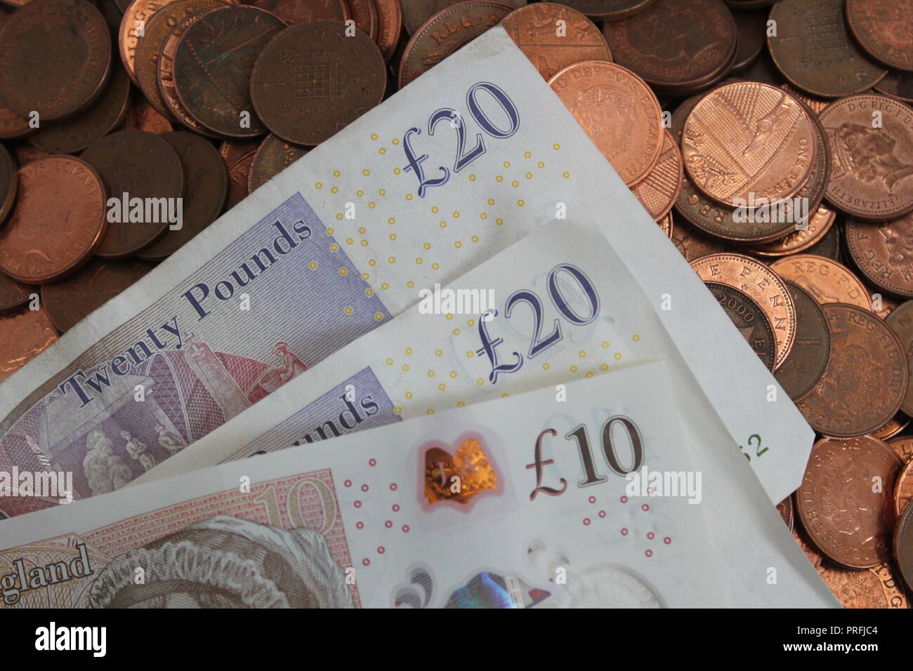 Valuta britannica dieci £10 e £20 banconote da venti libbre con monete di rame, denaro, sterlina Foto Stock