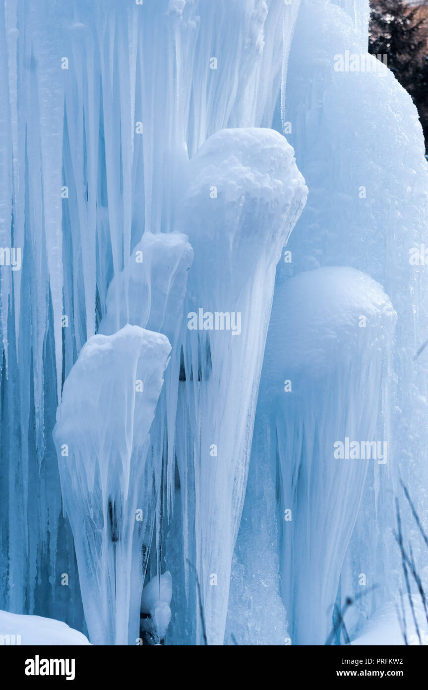 Cascata ghiacciata con sculture di ghiaccio. Foto Stock