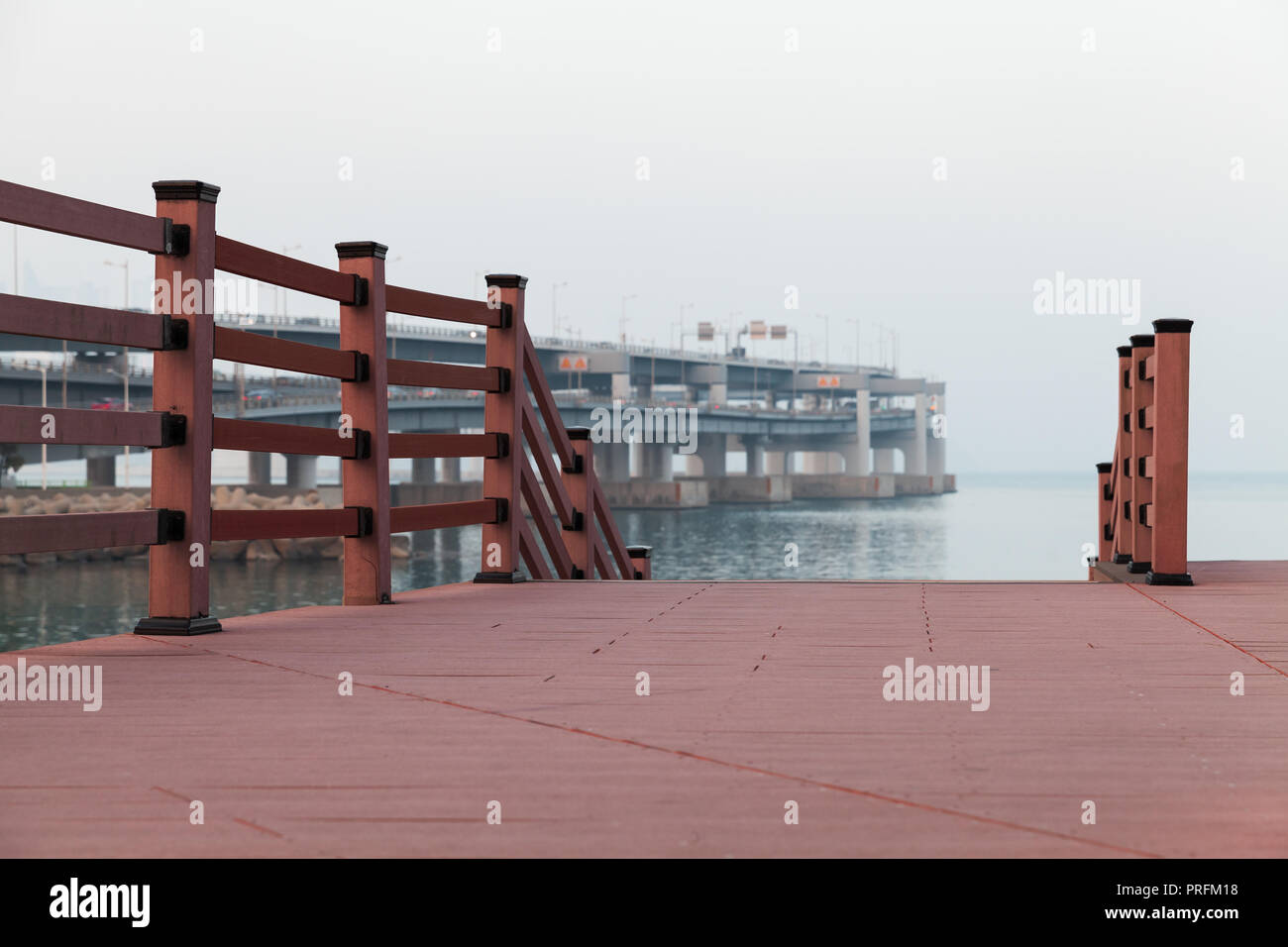 Rosso vuoto molo in legno nella serata di nebbia, Busan, Corea del Sud Foto Stock