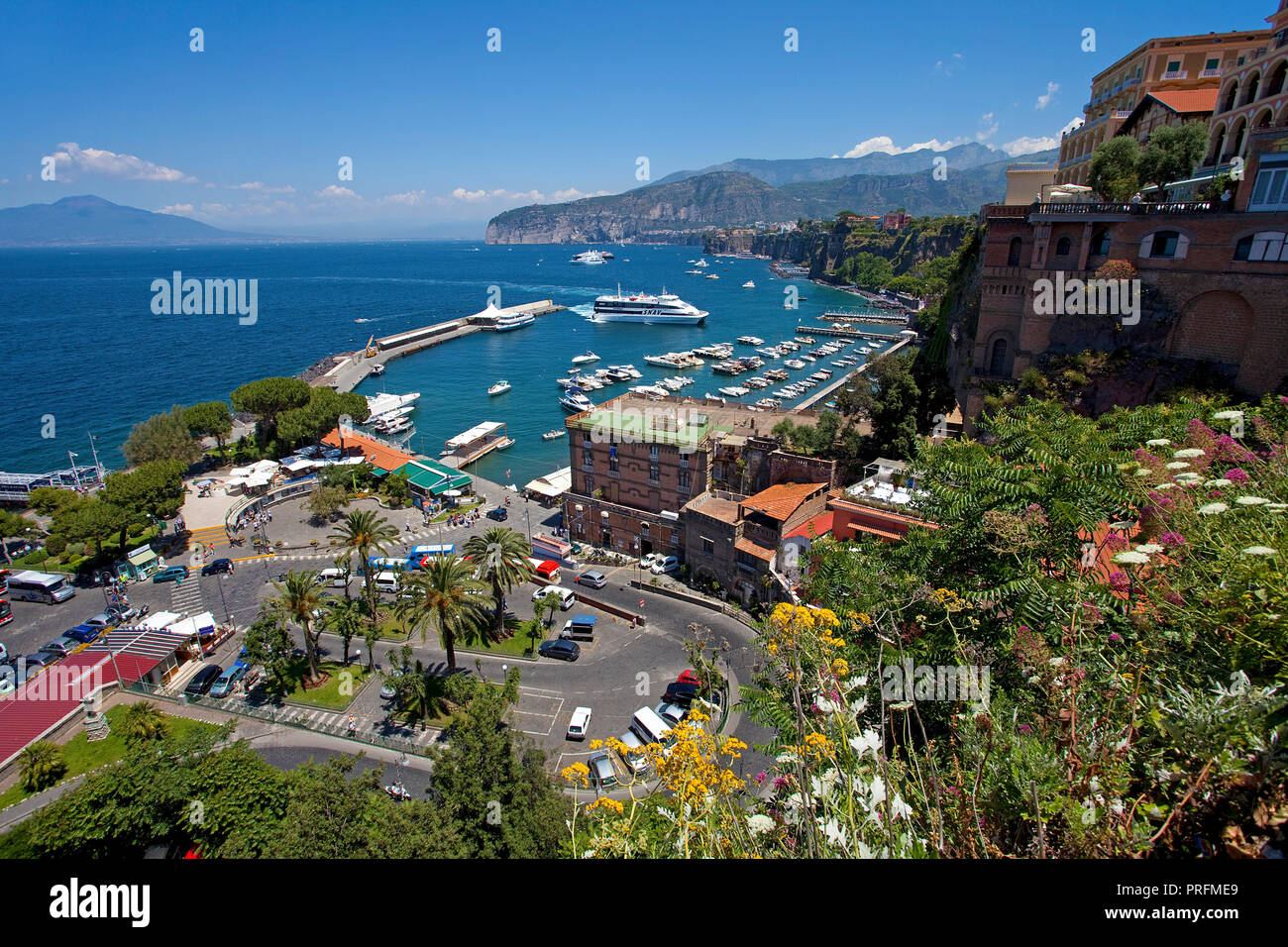La vista sul porto di Marina Grande e la costa, Sorrento e Penisola Sorrentina e il golfo di Napoli, campania, Italy Foto Stock