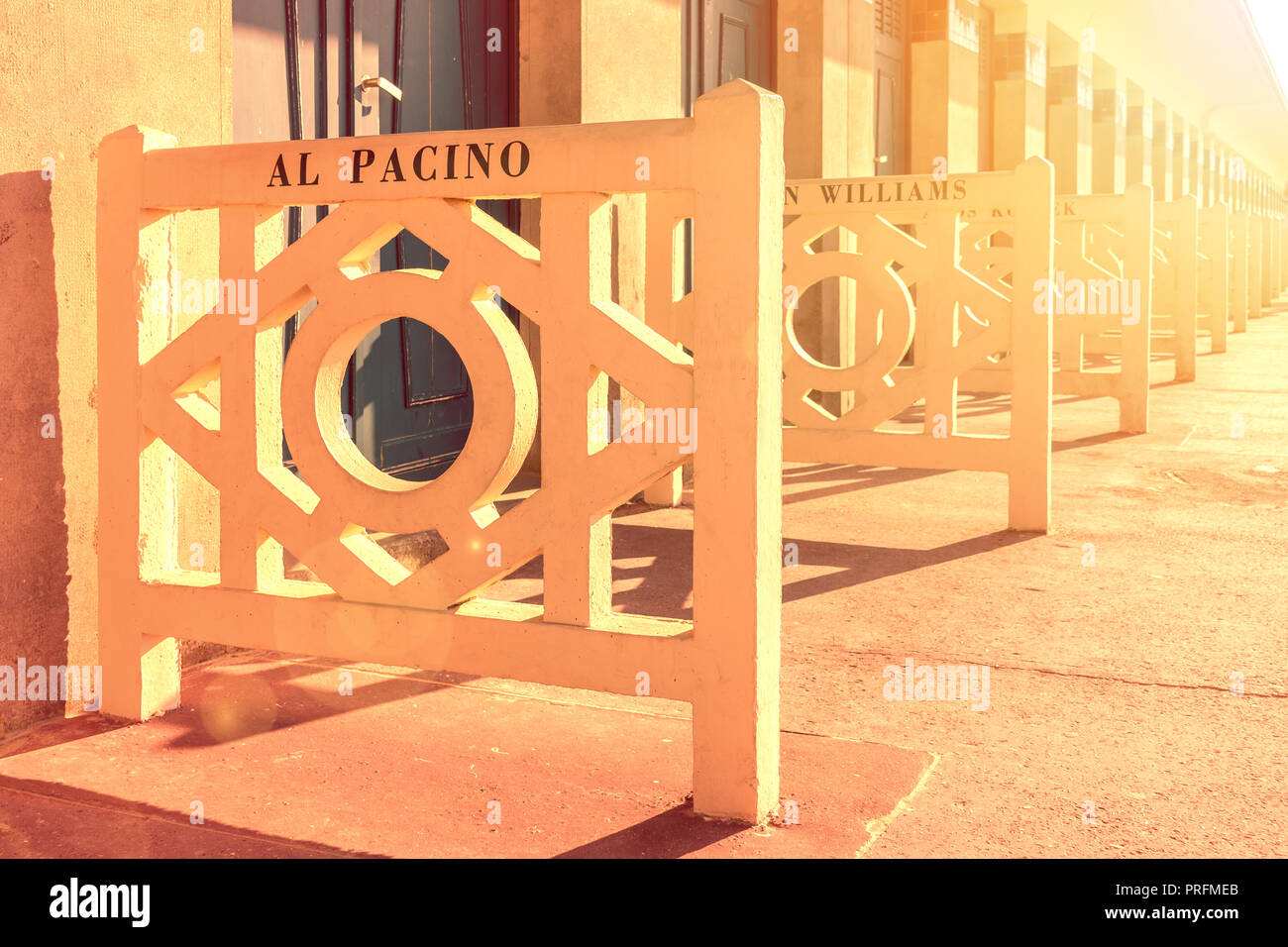 Deauville, Francia. Promenade des Planches al tramonto con il nome di Al Pacino e Robin Williams e altre stelle del cinema Foto Stock