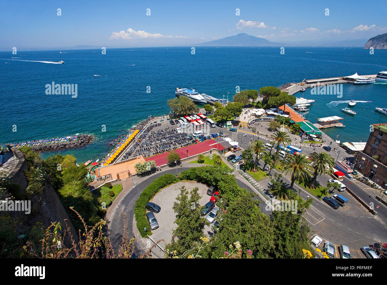 La vista sul porto di Marina Grande e la costa, Sorrento e Penisola Sorrentina e il golfo di Napoli, campania, Italy Foto Stock