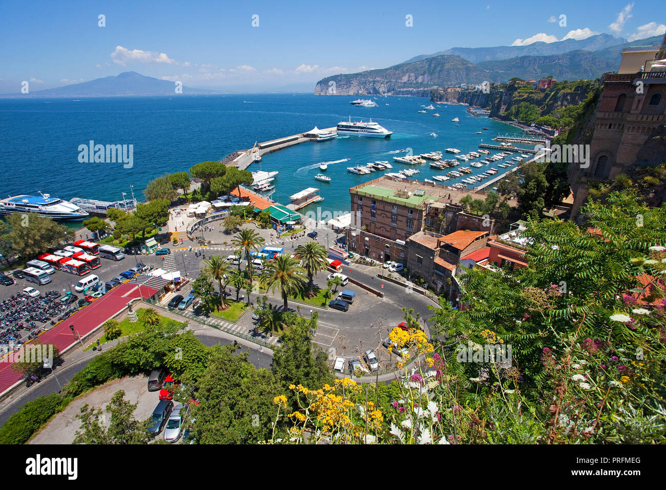 La vista sul porto di Marina Grande e la costa, Sorrento e Penisola Sorrentina e il golfo di Napoli, campania, Italy Foto Stock