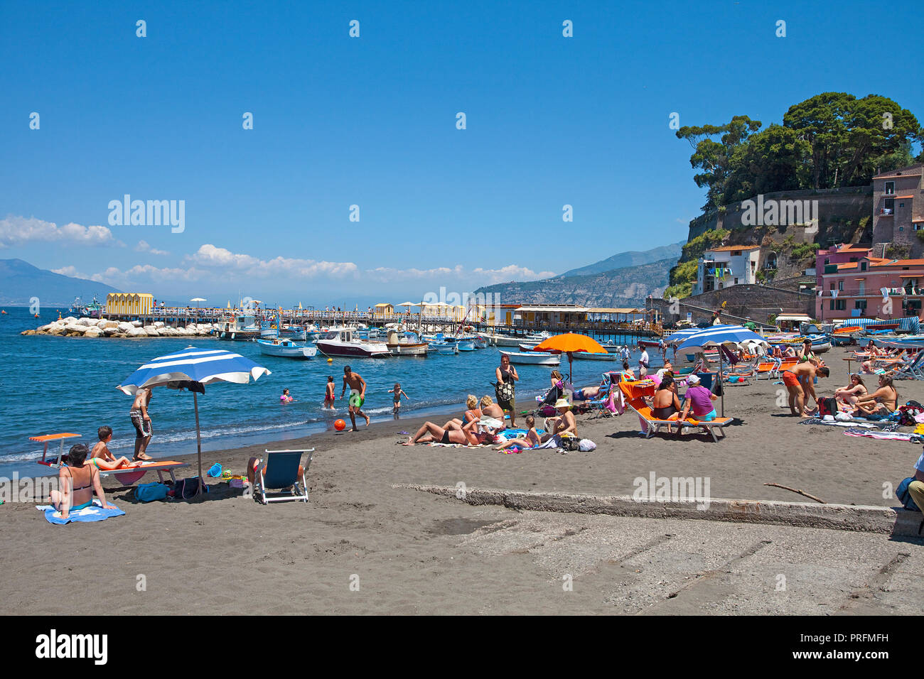 Spiaggia di Marina Piccola di Sorrento e Penisola Sorrentina e il golfo di Napoli, campania, Italy Foto Stock