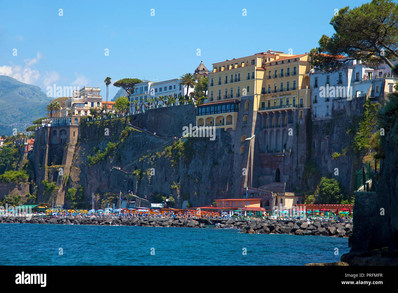 Stretta spiaggia balneare e gli hotel sulla scogliera, Sorrento e Penisola Sorrentina e il golfo di Napoli, campania, Italy Foto Stock