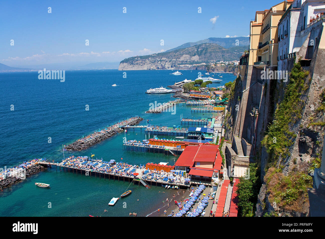 In legno piattaforme di balneazione a Marina Grande, Sorrento e Penisola Sorrentina e il golfo di Napoli, campania, Italy Foto Stock