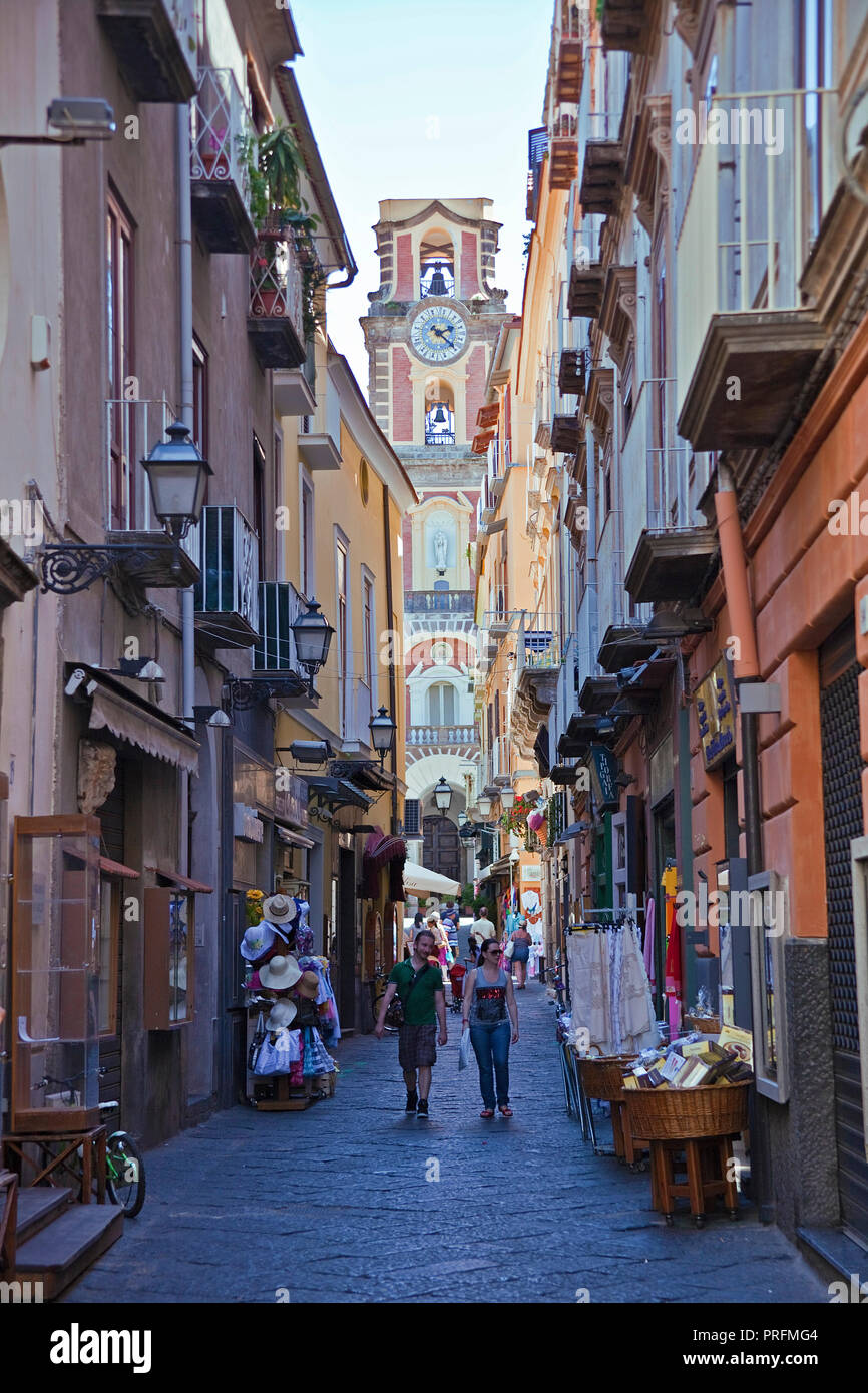 La Cattedrale dei SS. Filippo e Giacomo alla fine di un vicolo stretto, il centro storico di Sorrento e Penisola Sorrentina e il golfo di Napoli, campania, Italy Foto Stock