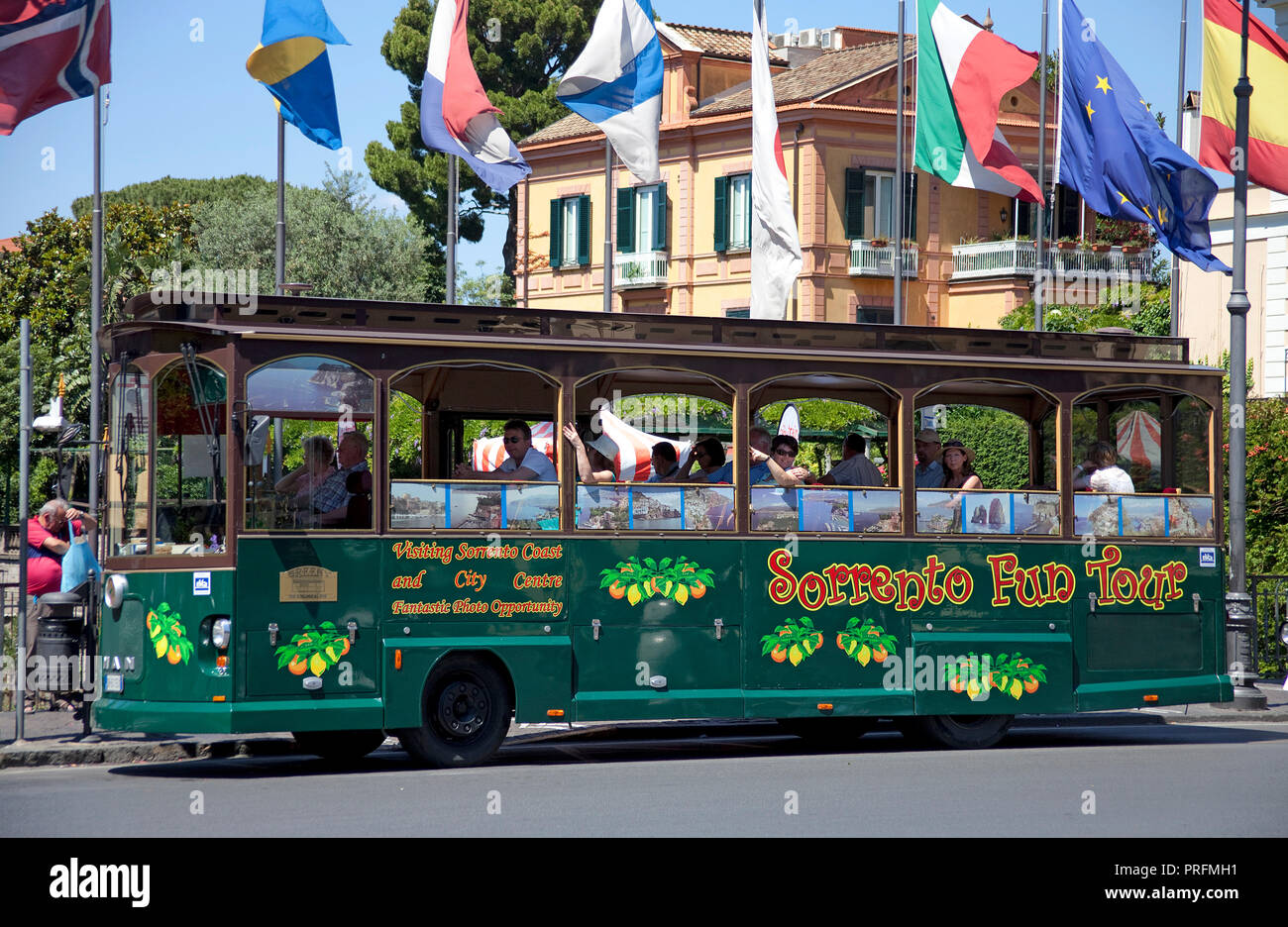 Retrò autobus turistico a Piazza Tasso, Sorrento e Penisola Sorrentina e il golfo di Napoli, campania, Italy Foto Stock
