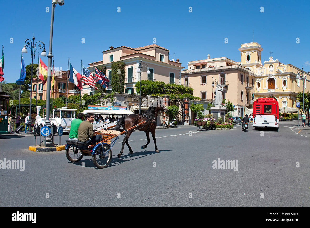 Carrozza a cavalli a Piazza Tasso, Sorrento e Penisola Sorrentina e il golfo di Napoli, campania, Italy Foto Stock