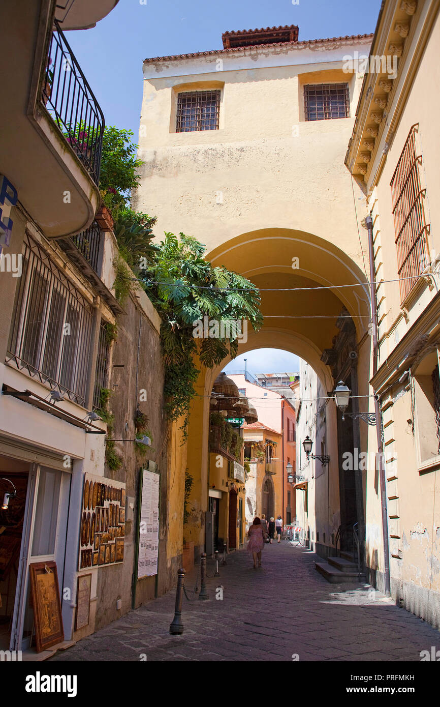 Il passaggio a un piccolo vicolo, il centro storico di Sorrento e Penisola Sorrentina e il golfo di Napoli, campania, Italy Foto Stock