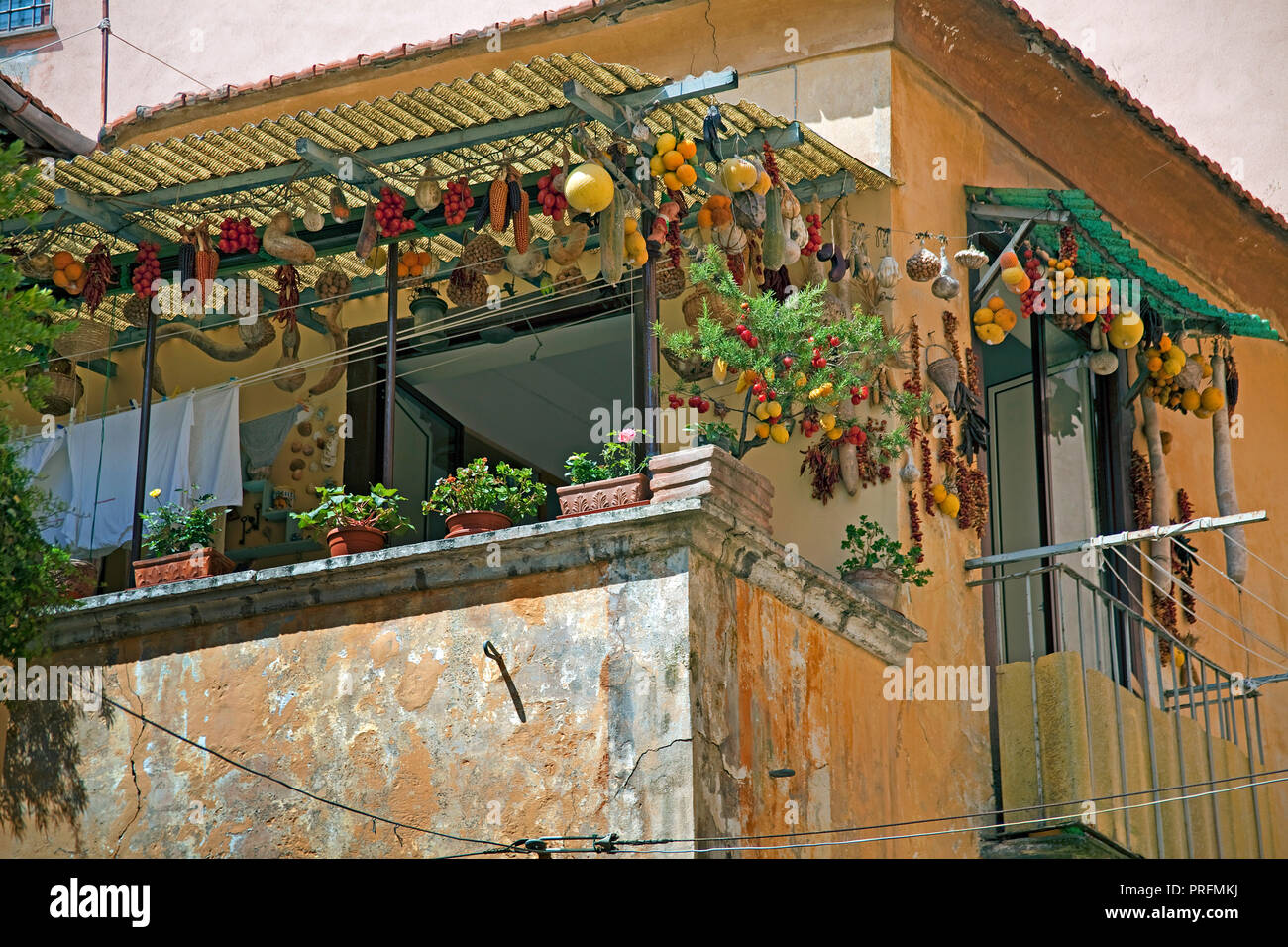 Casa con frutta e verdura della decorazione alla città vecchia di Sorrento e Penisola Sorrentina e il golfo di Napoli, campania, Italy Foto Stock