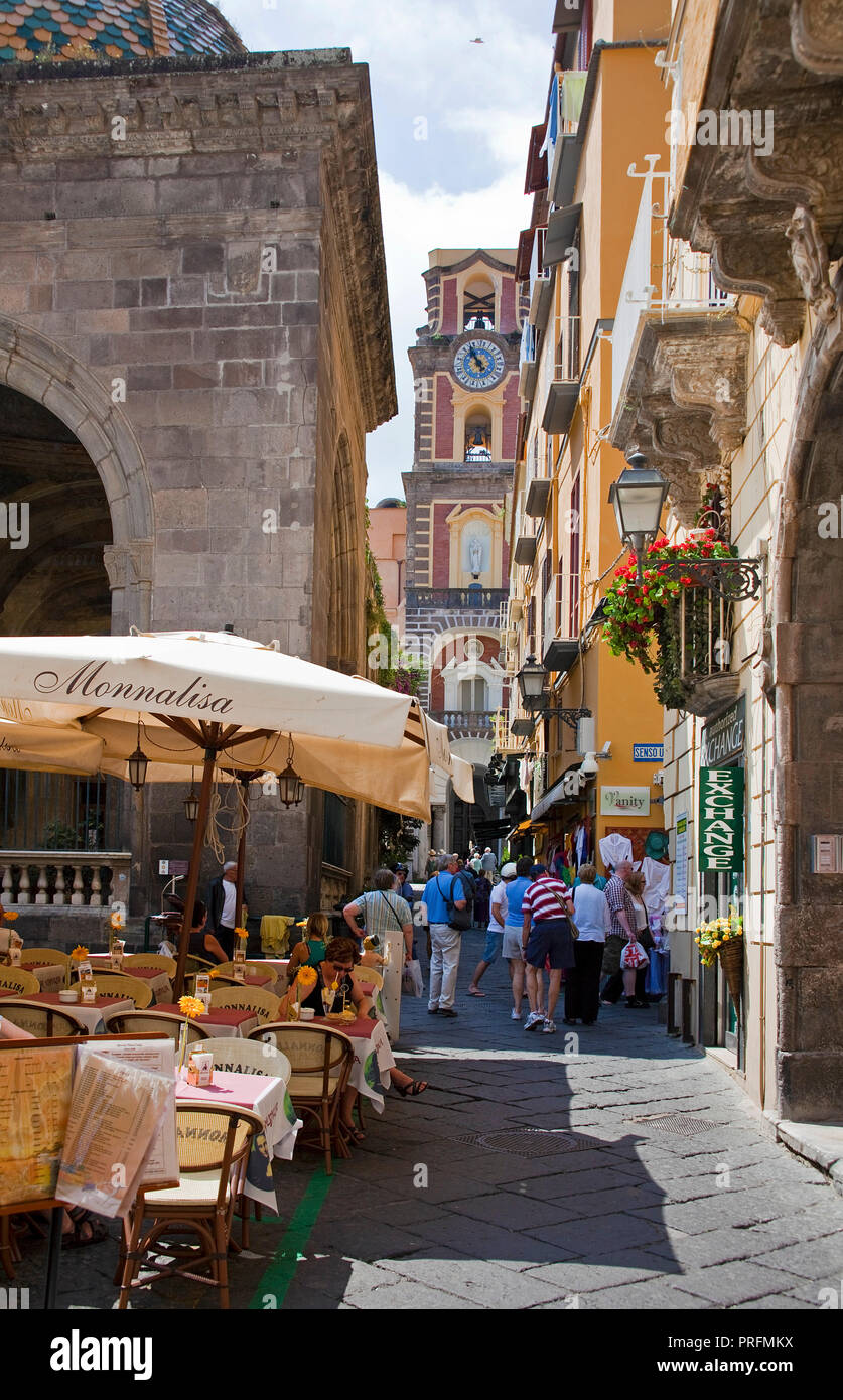 La Cattedrale dei SS. Filippo e Giacomo alla fine di un vicolo stretto, il centro storico di Sorrento e Penisola Sorrentina e il golfo di Napoli, campania, Italy Foto Stock