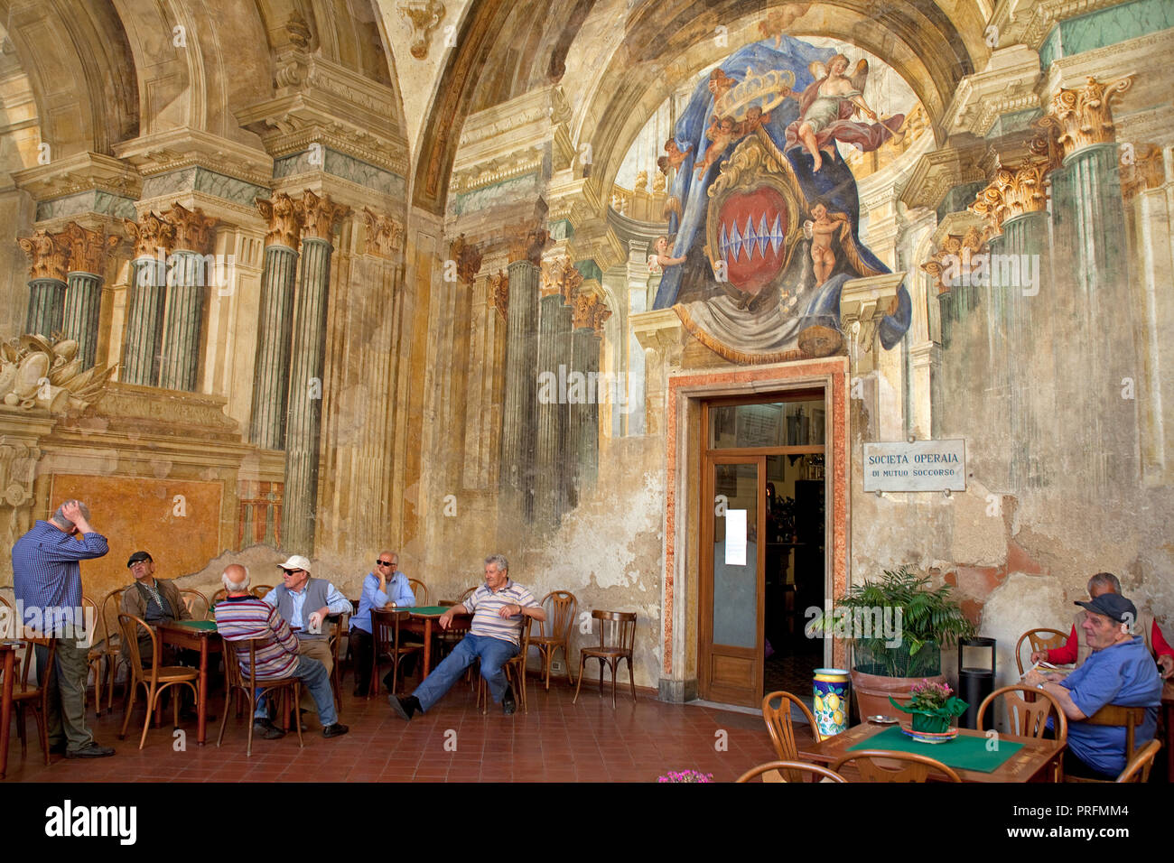 Sedile Dominova, punto di incontro per gli anziani a Piazetta Giuliani, affreschi del 18. secolo, la città vecchia di Sorrent, penisola di Sorrento, Italia Foto Stock