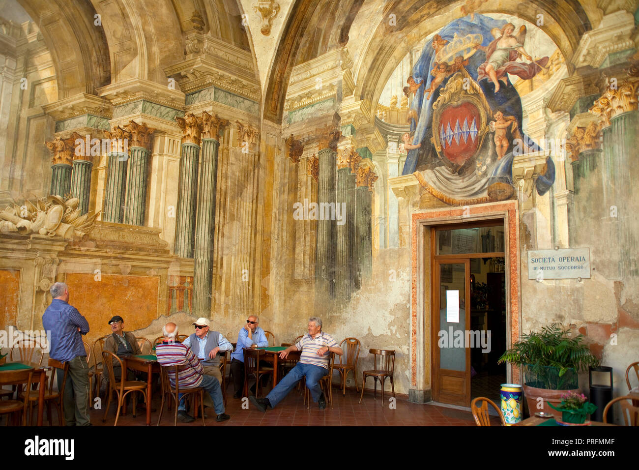 Sedile Dominova, punto di incontro per gli anziani a Piazetta Giuliani, affreschi del 18. secolo, la città vecchia di Sorrent, penisola di Sorrento, Italia Foto Stock