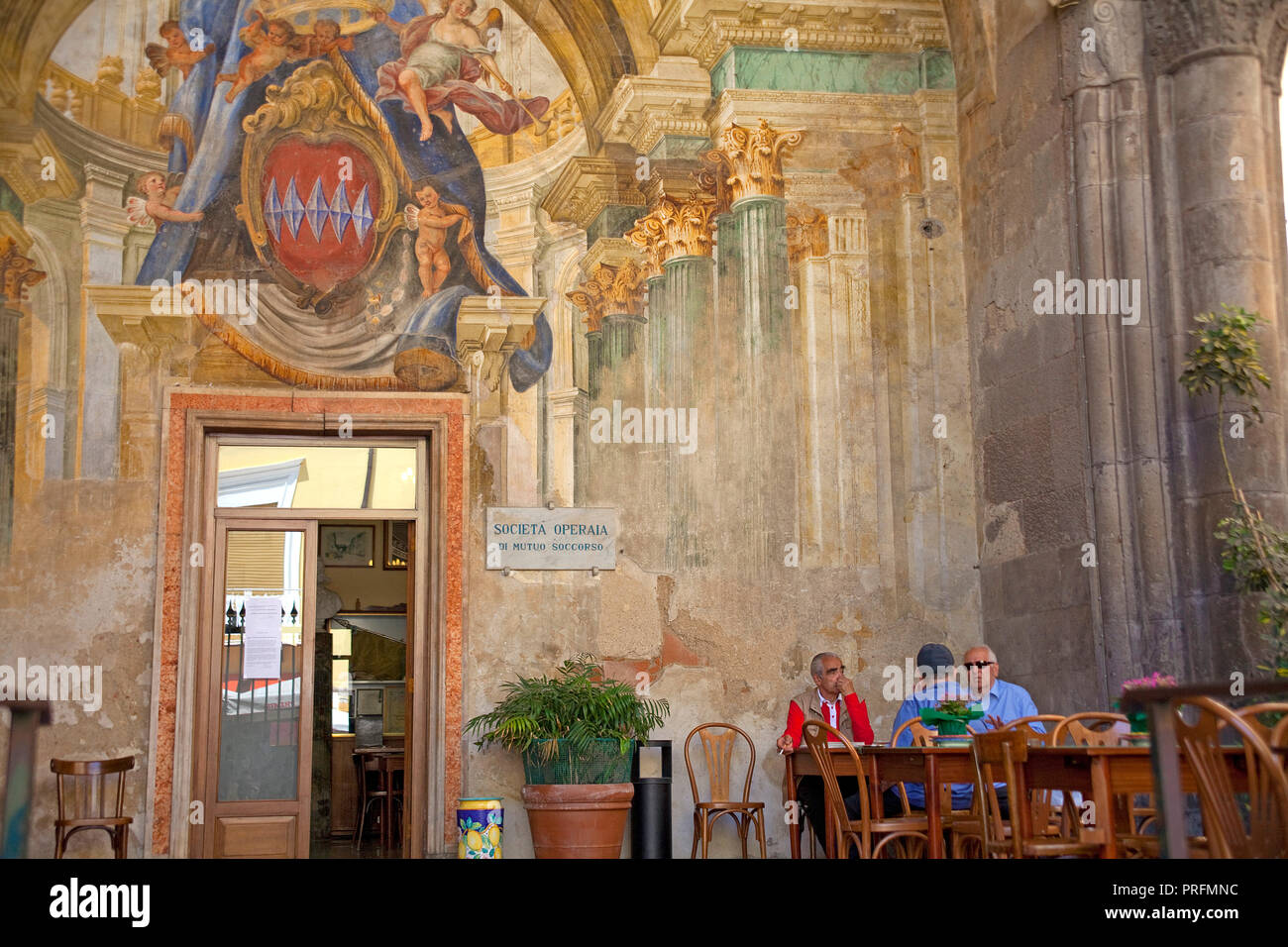 Sedile Dominova, punto di incontro per gli anziani a Piazetta Giuliani, affreschi del 18. secolo, la città vecchia di Sorrent, penisola di Sorrento, Italia Foto Stock