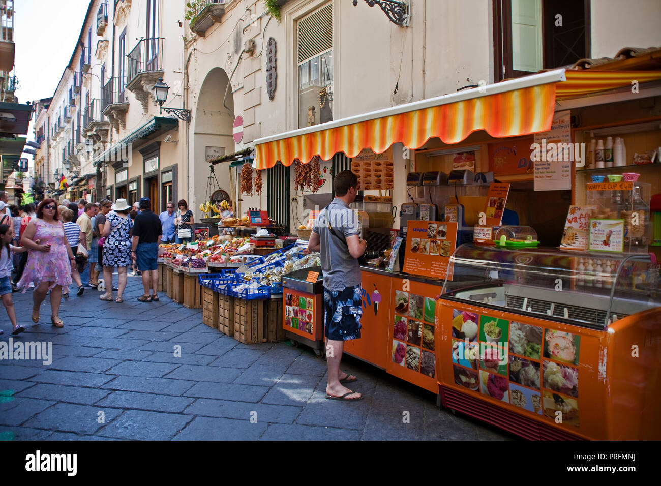Gelateria in un vicolo, il centro storico di Sorrento e Penisola Sorrentina e il golfo di Napoli, campania, Italy Foto Stock