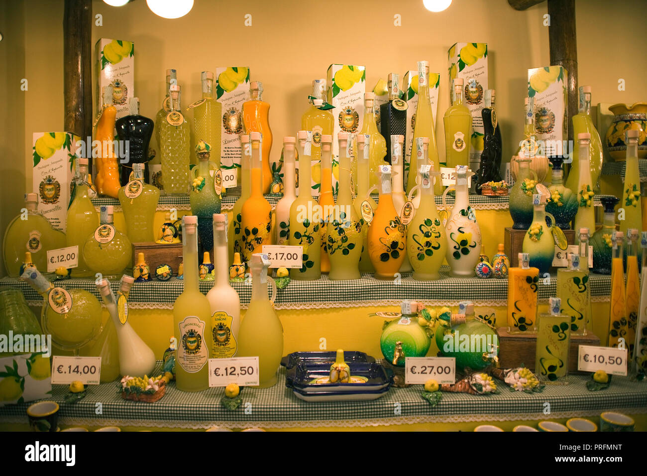 All'interno di un negozio di Limoncello, il centro storico di Sorrento e Penisola Sorrentina e il golfo di Napoli, campania, Italy Foto Stock