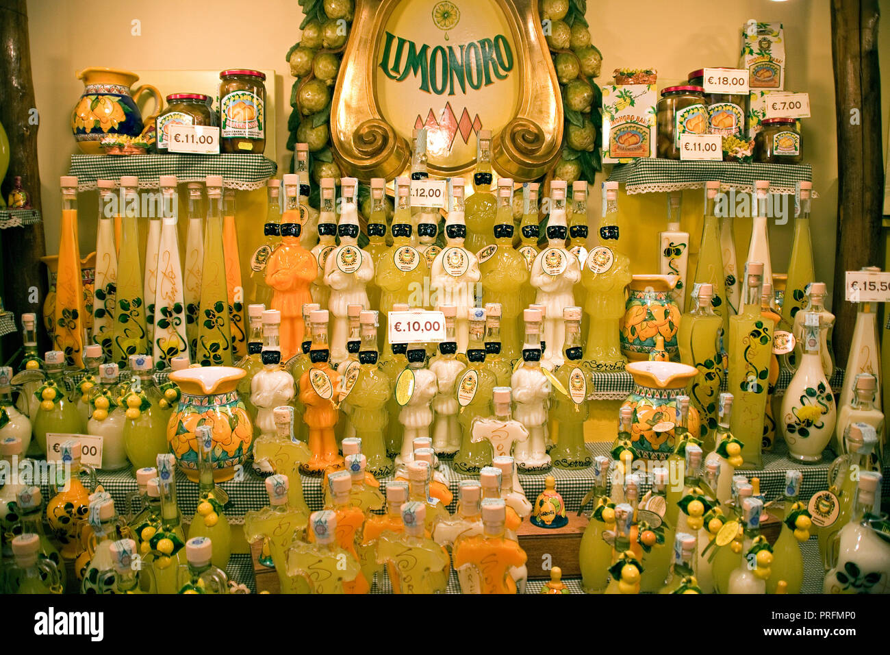 All'interno di un negozio di Limoncello, il centro storico di Sorrento e Penisola Sorrentina e il golfo di Napoli, campania, Italy Foto Stock