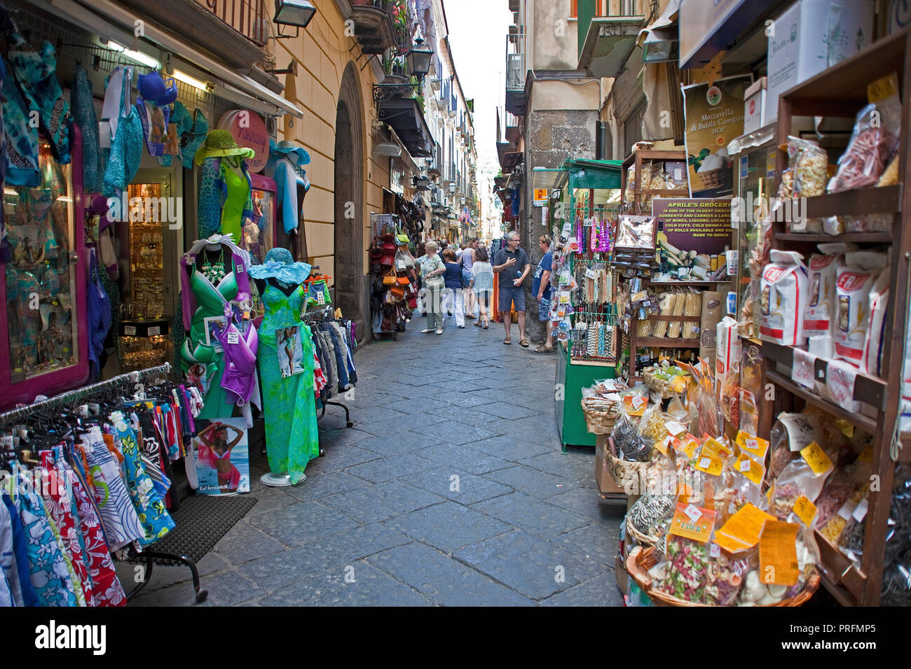 Negozi di souvenir in uno stretto vicolo, il centro storico di Sorrento e Penisola Sorrentina e il golfo di Napoli, campania, Italy Foto Stock