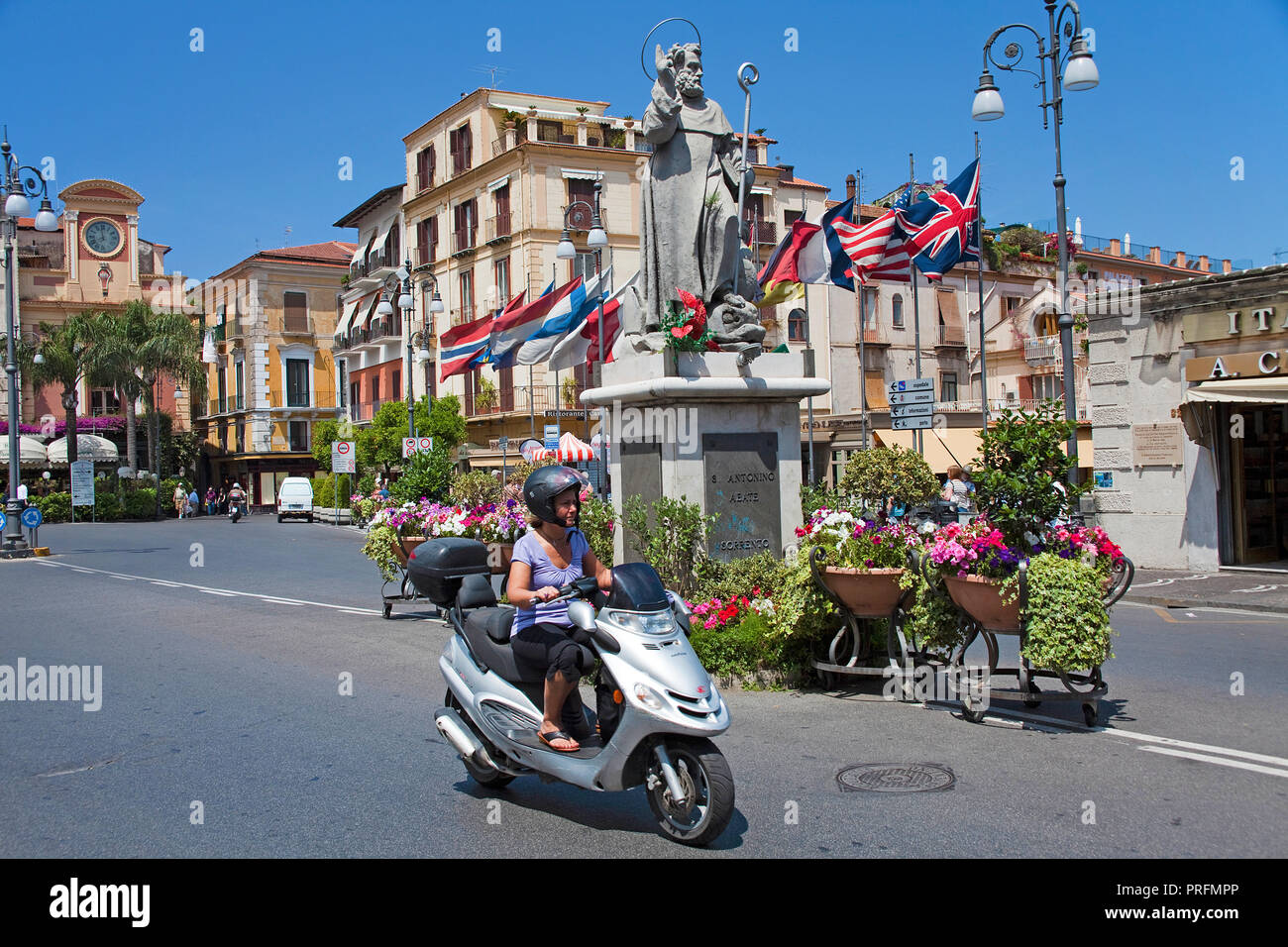Scooter a Piazza Tasso, la statua di Sant'Antonio, Patrono della città, Sorrento e Penisola Sorrentina e il golfo di Napoli, campania, Italy Foto Stock