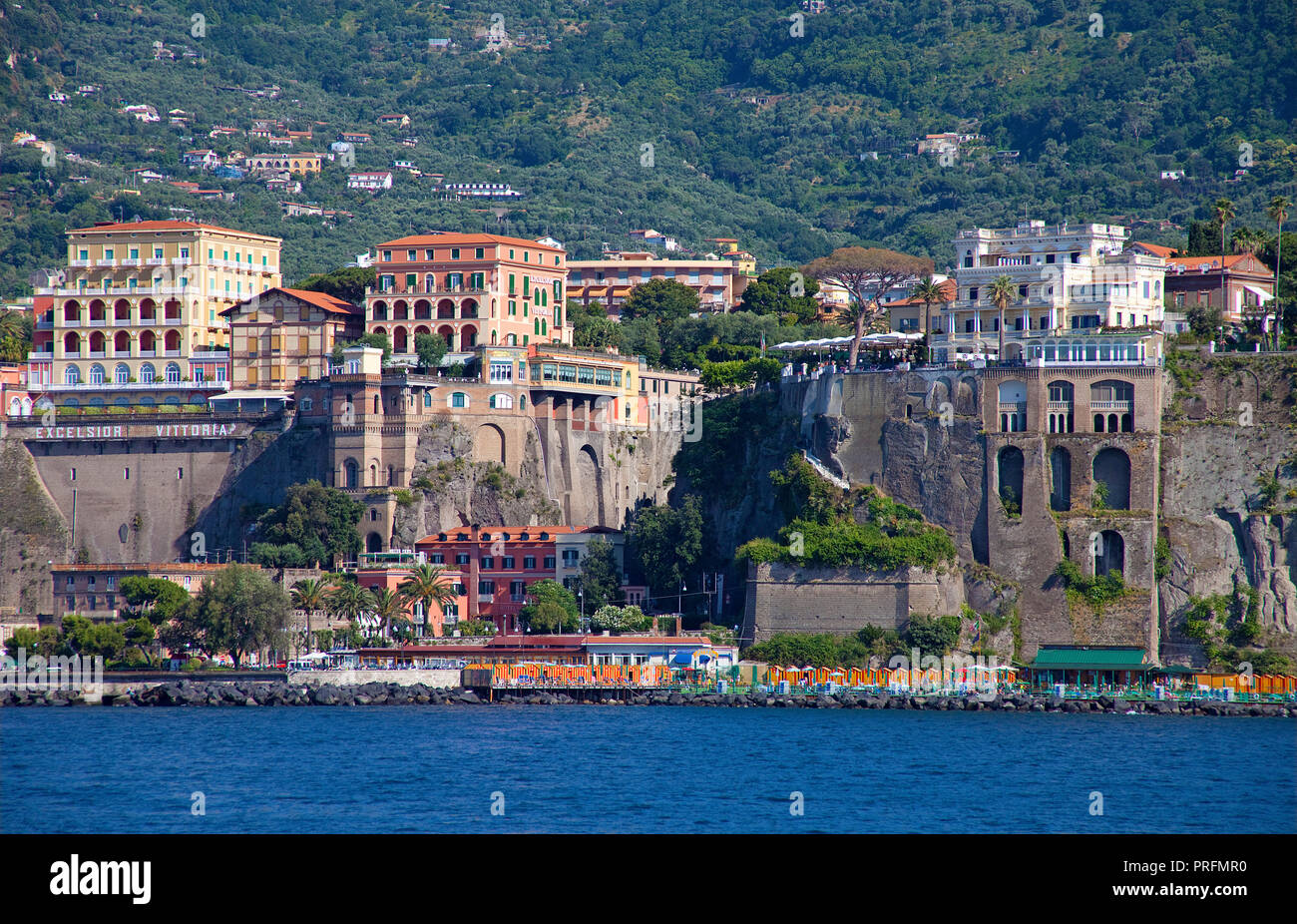 Stretta spiaggia balneare e gli hotel sulla scogliera, Sorrento e Penisola Sorrentina e il golfo di Napoli, campania, Italy Foto Stock