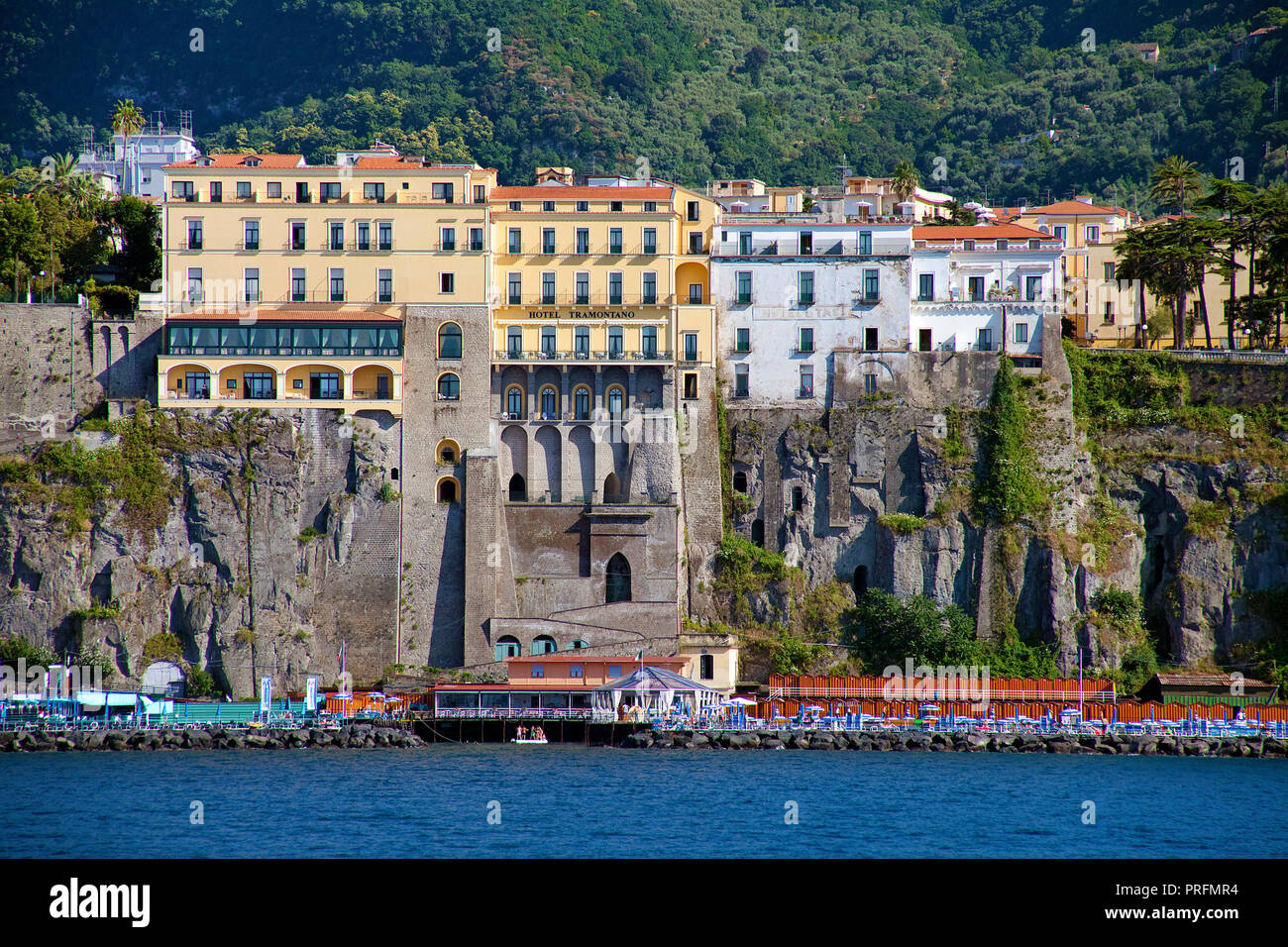 Stretta spiaggia balneare e gli hotel sulla scogliera, Sorrento e Penisola Sorrentina e il golfo di Napoli, campania, Italy Foto Stock