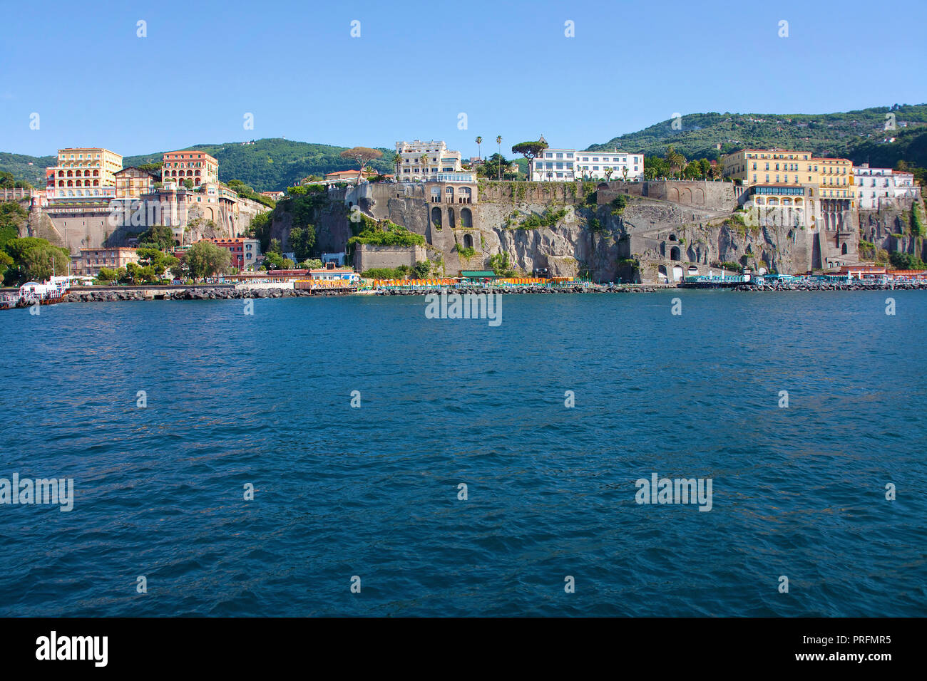 Stretta spiaggia balneare e gli hotel sulla scogliera, Sorrento e Penisola Sorrentina e il golfo di Napoli, campania, Italy Foto Stock