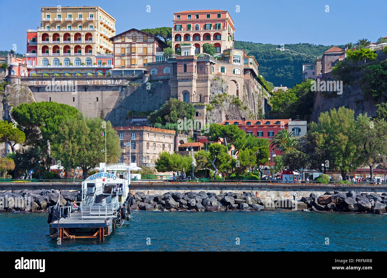 Vista sul pontile e Hotel Excelsior Vittoria sulla scogliera, Sorrento e Penisola Sorrentina e il golfo di Napoli, campania, Italy Foto Stock