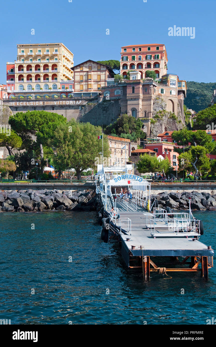Vista sul pontile e Hotel Excelsior Vittoria sulla scogliera, Sorrento e Penisola Sorrentina e il golfo di Napoli, campania, Italy Foto Stock