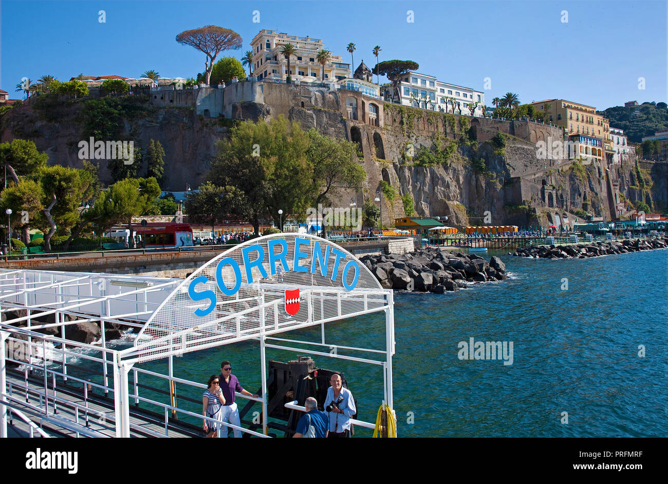 Vista dal pontile sul hotel sulla scogliera, Sorrento e Penisola Sorrentina e il golfo di Napoli, campania, Italy Foto Stock