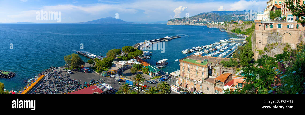 La vista sul porto di Marina Grande e la costa, Sorrento e Penisola Sorrentina e il golfo di Napoli, campania, Italy Foto Stock