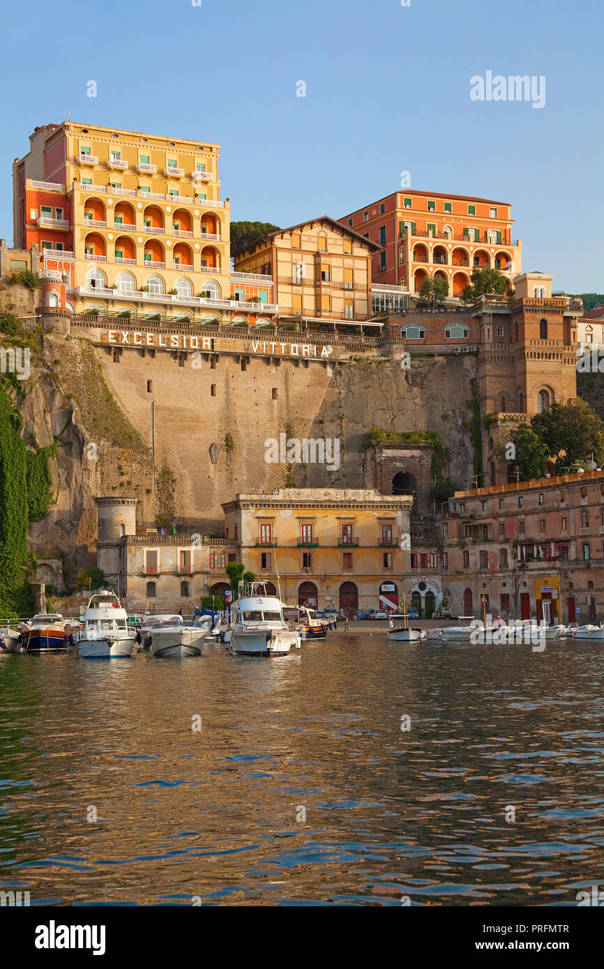 Luce della Sera a Marina Grande, l'Hotel Excelsior Vittoria sulla scogliera, Sorrento e Penisola Sorrentina e il golfo di Napoli, campania, Italy Foto Stock