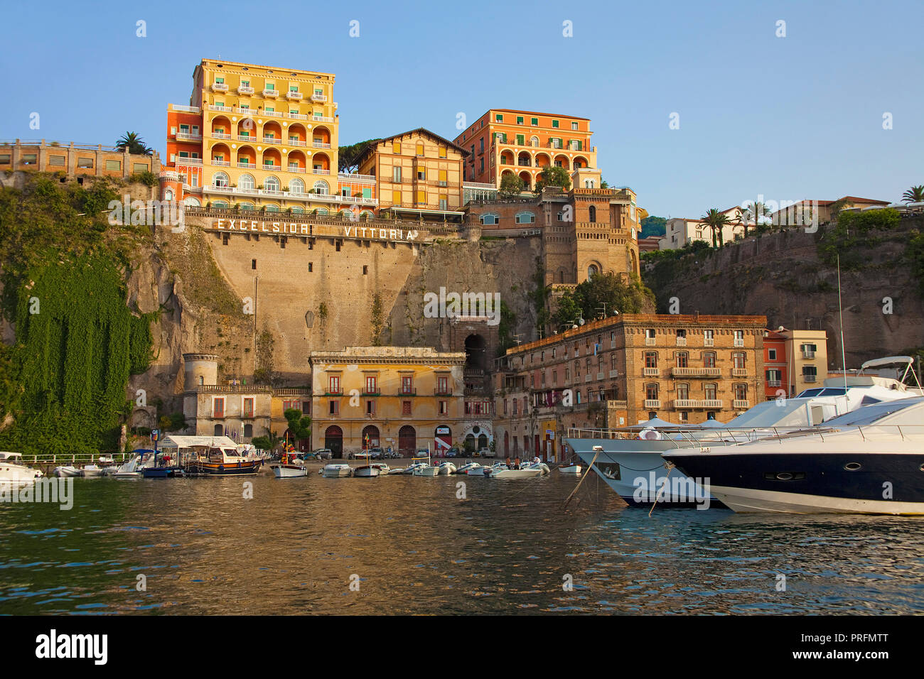 Luce della Sera a Marina Grande, l'Hotel Excelsior Vittoria sulla scogliera, Sorrento e Penisola Sorrentina e il golfo di Napoli, campania, Italy Foto Stock