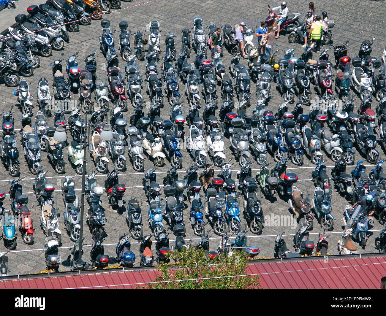 Scooter al posto di parcheggio di Marina Grande, Sorrento e Penisola Sorrentina e il golfo di Napoli, campania, Italy Foto Stock