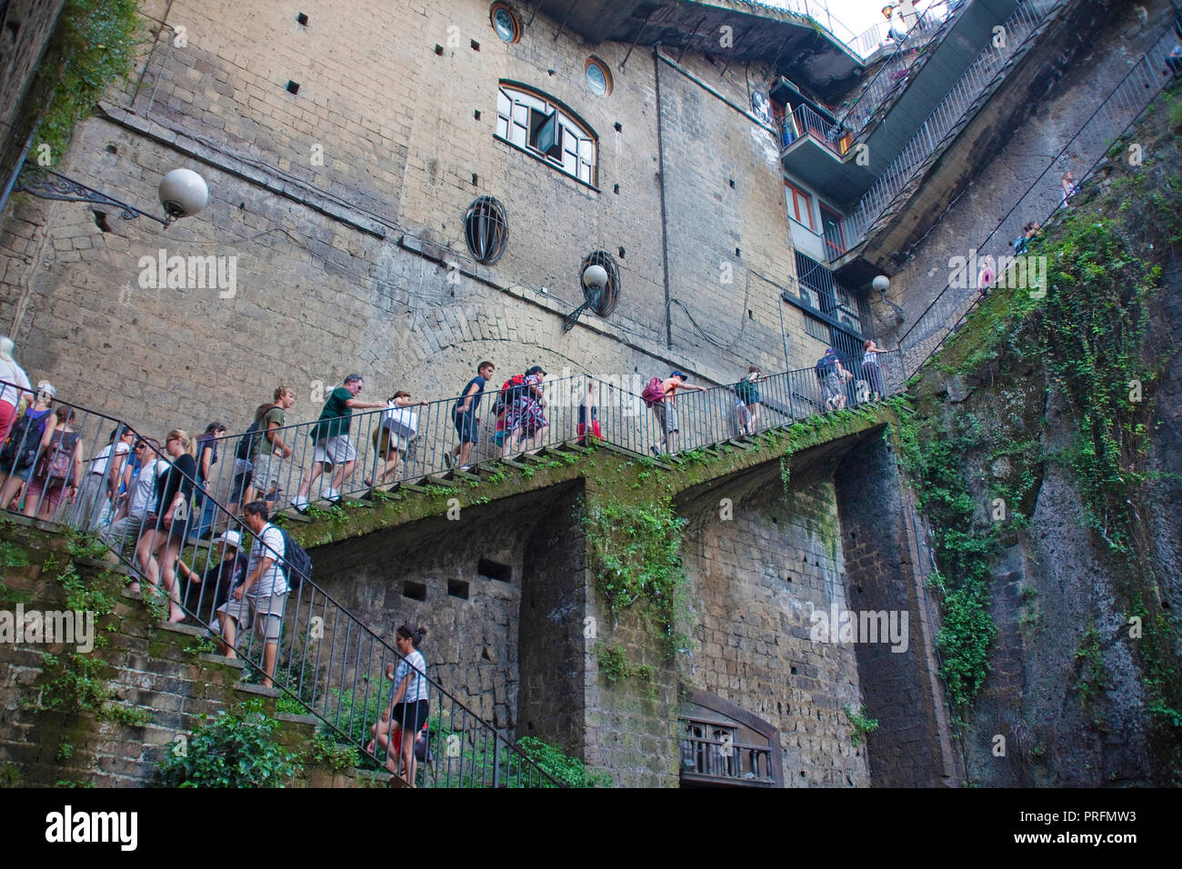 Scalinata dalla Piazza Tasso giù al Porto di Marina Grande, il centro storico di Sorrento e Penisola Sorrentina e il golfo di Napoli, campania, Italy Foto Stock